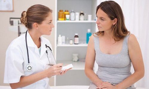 O médico prescribe o tratamento para as varices