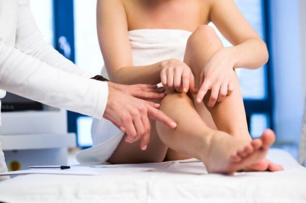 O doutor examina as pernas en busca de varices